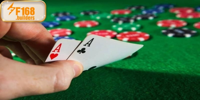 Giao diện bàn cược xì dách trực tuyến với người chia bài thật và hệ thống tính điểm tự động. Giao diện bàn cược xì dách trực tuyến với người chia bài thật và hệ thống tính điểm tự động.